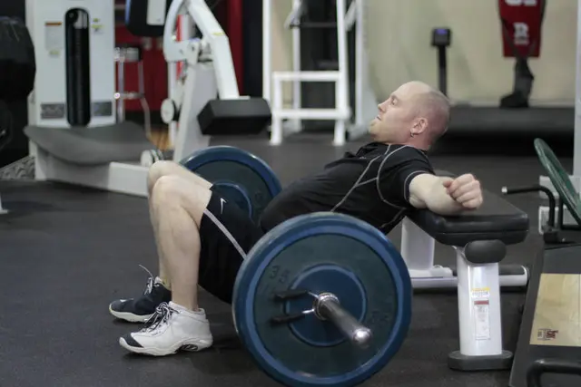 Exercițiul Hip thrust — demonstrație