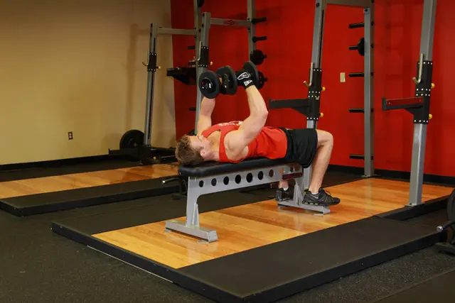 Exercițiul Fluturări pentru piept (chest fly) — demonstrație
