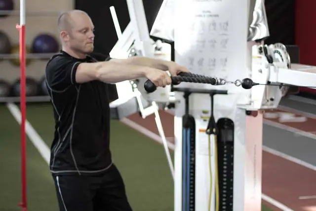 Exercițiul Face pull la cablu — demonstrație