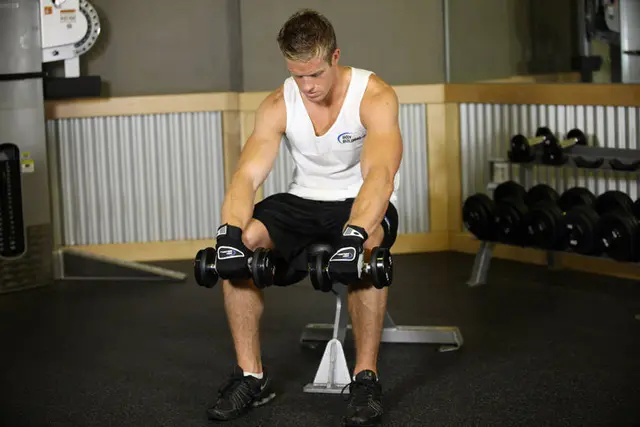Exercițiul Flexii de încheietură cu sticlă — demonstrație