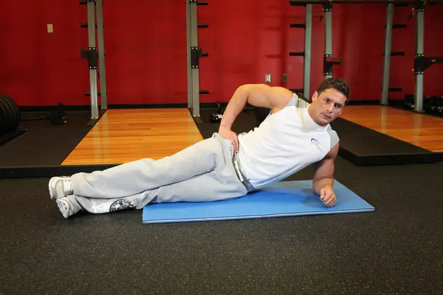 Exercițiul Plank lateral — demonstrație