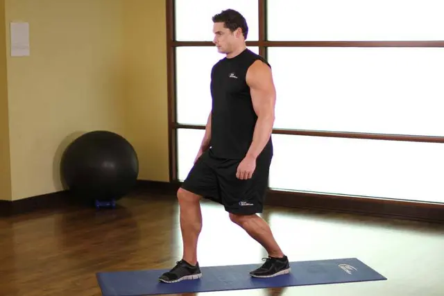 Exercițiul Întindere soleus (genunchi îndoit) — demonstrație