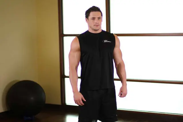 Exercițiul Întindere triceps deasupra capului — demonstrație